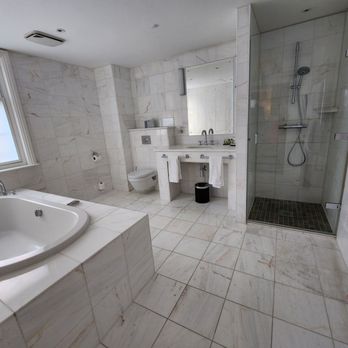 Greyfriars Hotel & Restaurant - Incredible bathroom 26 - Restaurants Near Me - Colchester, ESS