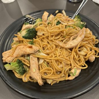 Crazy Sushi and Hibachi - Chicken Lo Mein - Sushi Bars Near Me - Wesley Chapel, Florida