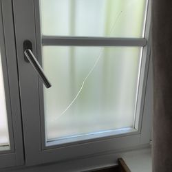 Hôtel du Jeu de Paume - Broken window. Shouldn't be rented out to customers