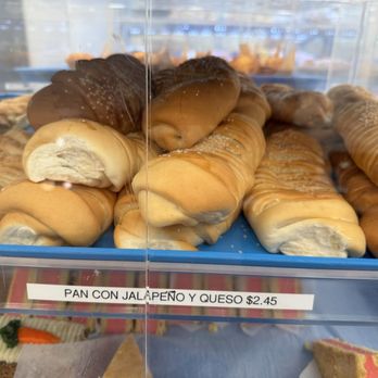 Le Paris Bakery - Pan con jalapeño y queso - Bakeries Near Me - Chicago, Illinois