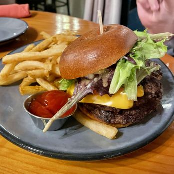 29 North - Double Burger 5/5 - Seafood Near Me - Cedar Key, Florida