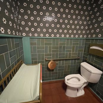 Good Neighbor - Bathroom - American Near Me - Sacramento, California