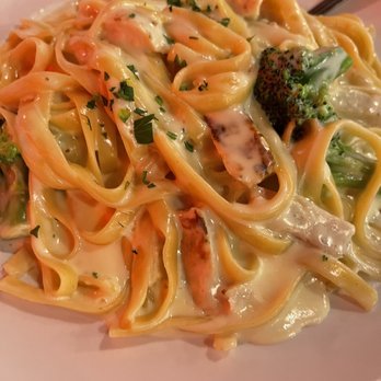 Giordano's - Fettuccine Alfredo with broccoli and chicken - Pizza Near Me - Chicago, Illinois Giordano's - Fettuccine Alfredo with broccoli and chicken - Pizza Near Me - Chicago, Illinois