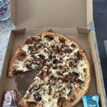 Pizza Patrón - This is a chicken, bacon, mushroom , mozzarella  TOTALLY worth it Thank you Latoya K for making my Special Day. Served USN 89-93 - Pizza Near Me - Houston, Texas