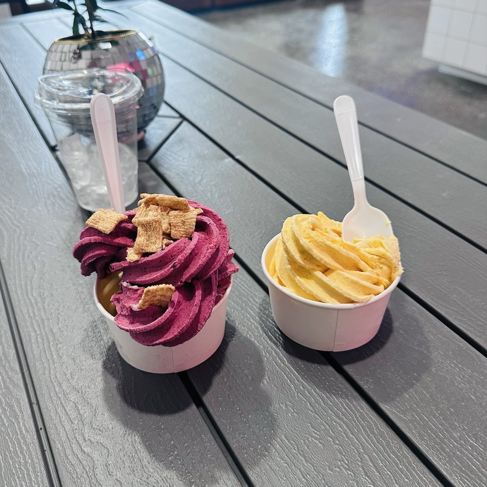 Mixed berry with Cinnamon Toast Crunch & Mango Mixed berry with Cinnamon Toast Crunch & Mango