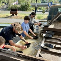 Crystal Gold Mine - Matt expertly guiding our gold panners.