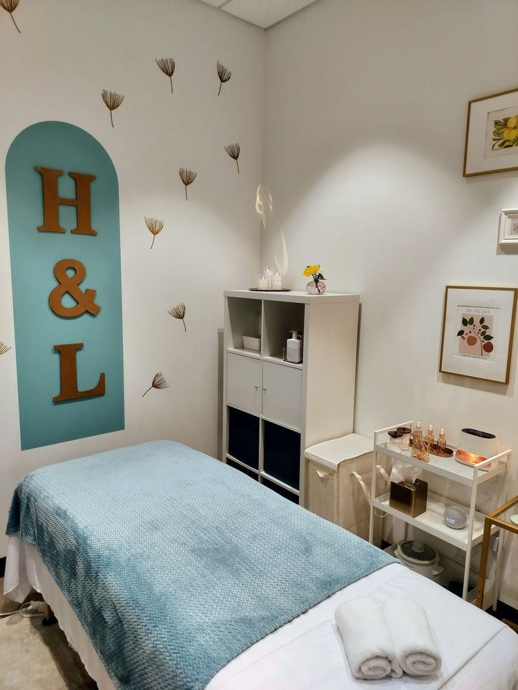 Honey & Lemon Massage and Spa Logo