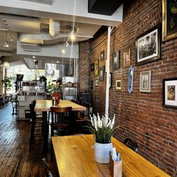 Cafe Astoria - Ambiance of indoor seating area