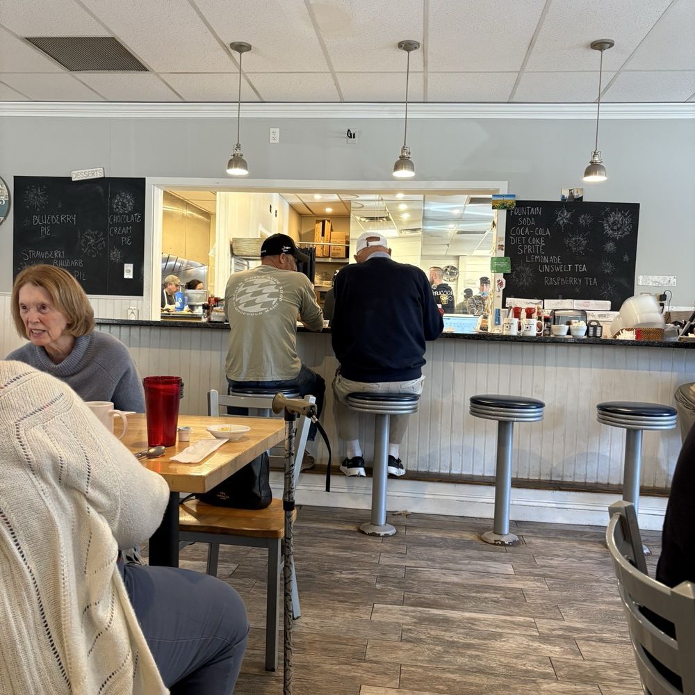 Bernie's Foreside - Cafe counter top seating - Breakfast & Brunch Near Me - Falmouth, Maine