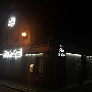 Hôtel le Bayeux - The view in front of the hotel at night. - Hotels Near Me - Bayeux, 14 Hôtel le Bayeux - The view in front of the hotel at night. - Hotels Near Me - Bayeux, 14