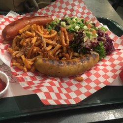 Saucissier de l'Ouest - Assiette de saucisses du jours avec salade et frites 10.88$ plus tax vraiment bon