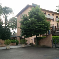 Hotel Park Ge.Al. - L'ingresso con ampio parcheggio non custodito