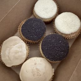Assorted cupcake box with 3 flavors (maple brown sugar?, chocolate and vanilla)