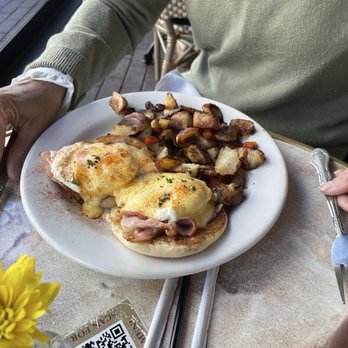 Café Intermezzo - Avalon - Eggs Benedict Breakfast - Coffee & Tea Near Me - Alpharetta, Georgia