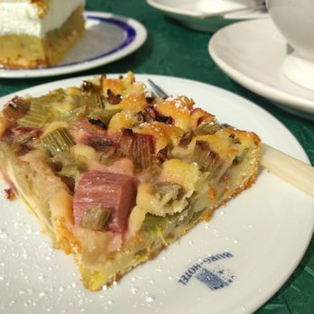 Klein und Fein - Rhabarberschnitte - Cafes Near Me - Neubeuern, BY