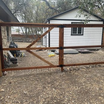Shelton's Outback Fence - Fences & Gates Near Me - New Braunfels, Texas