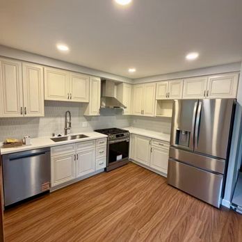 Kitchen and Bath Beyond - Kitchen with classic Antique White cabinet and quartz countertop. - General Contractors Near Me - San Diego, California Kitchen and Bath Beyond - Kitchen with classic Antique White cabinet and quartz countertop. - General Contractors Near Me - San Diego, California