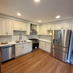 Kitchen and Bath Beyond - Kitchen with classic Antique White cabinet and quartz countertop.