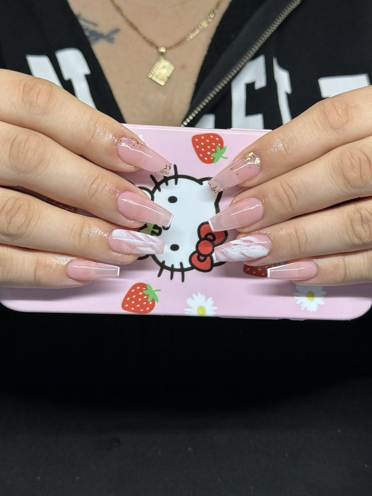 Devine Nailz Logo