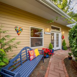 Fernwood Circle Guest Houses - Creekside Cottage entrance - private stay