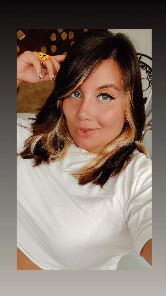 Flores Beauty Salon Logo