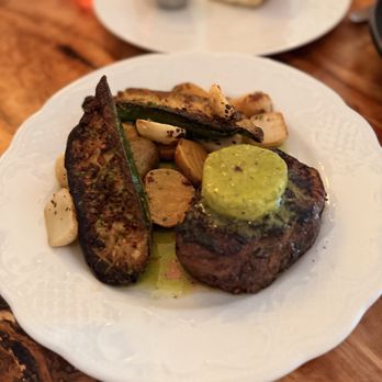 1921 Mount Dora - Filet with veggies - Cocktail Bars Near Me - Mount Dora, Florida