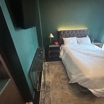 Whisky Hotel - The "king" size bed that was actually a twin xl - Hotels Near Me - Los Angeles, California Whisky Hotel - The "king" size bed that was actually a twin xl - Hotels Near Me - Los Angeles, California