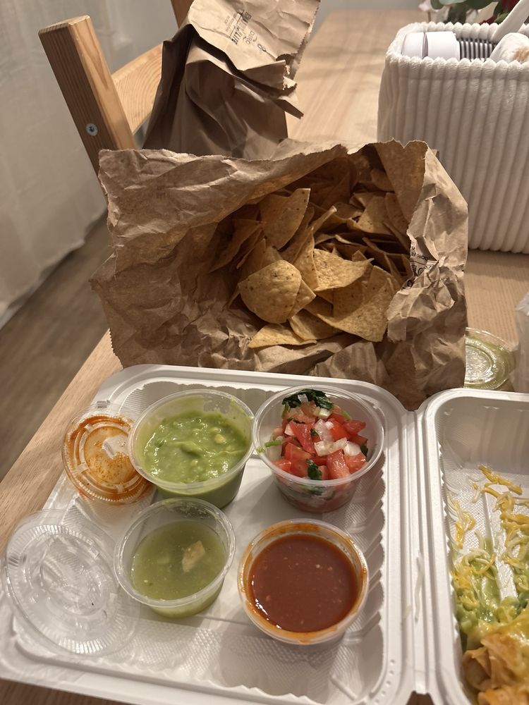 Gualberto's No 3 Taco Shop Logo