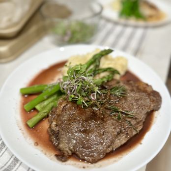 Luxe Serve LA - Garlic butter ribeye with mashed potatoes and asparagus. - Bartenders Near Me Luxe Serve LA - Garlic butter ribeye with mashed potatoes and asparagus. - Bartenders Near Me