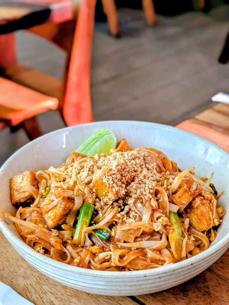 Thai Thai III Restaurant & Sushi