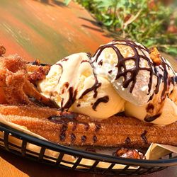 Azucanela - Churro Sundae