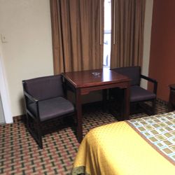 Savannah Motel - Dining table
