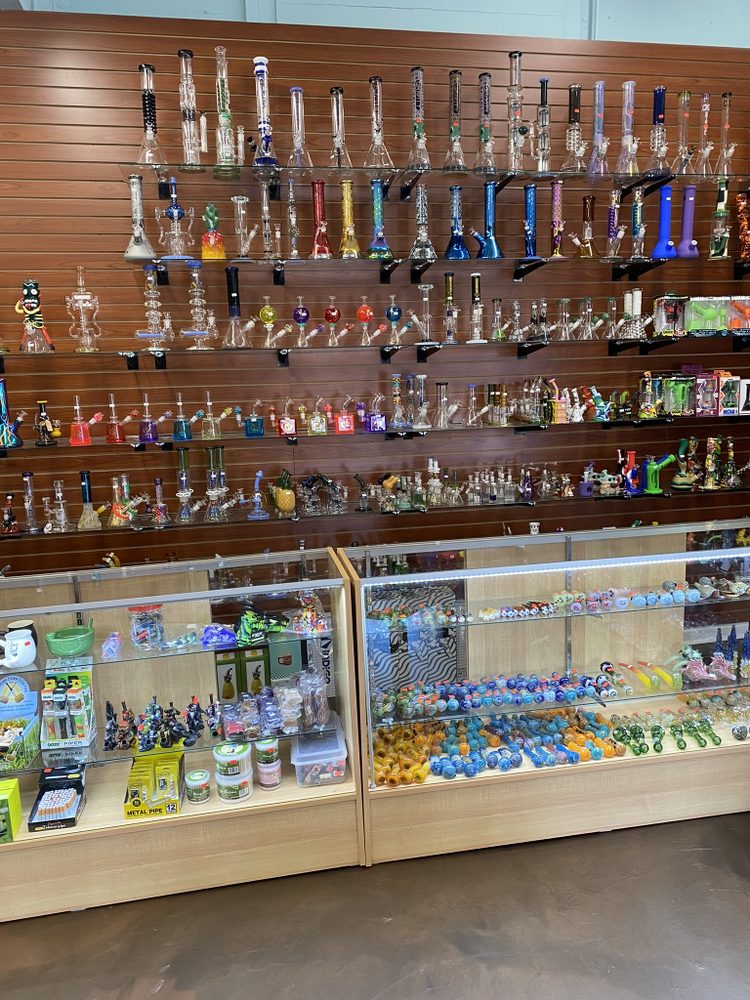 SMOKE STATION Updated September 2024 10 Photos 2951 Lone Oak Rd