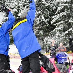Mogul Buster Ski & Snowboard School - The beginners cheer at the end of the day. Go team!