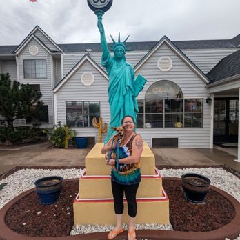 Desert Inn - The Statue of Liberty out front! - Hotels Near Me - Tucumcari, New Mexico Desert Inn - The Statue of Liberty out front! - Hotels Near Me - Tucumcari, New Mexico