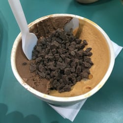 Heladerias Al-Pino - Toppings cortesía de la casa por sacarle fotos a la heladería (En serio)