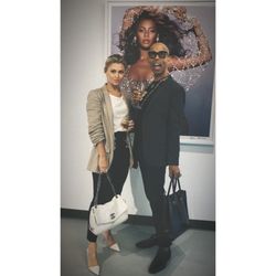 Markowicz Fine Art - You have to have a photo in front of Queen Beyoncé