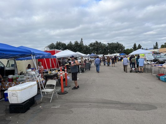 MANTERO スカーフ FLEA MARKET Multiple vendors sell purses and leather products. Open