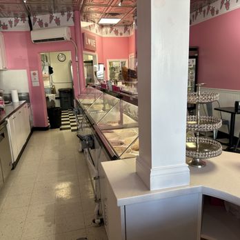Kimmer's Ice Cream - Interior - Ice Cream & Frozen Yogurt Near Me - Elmhurst, Illinois
