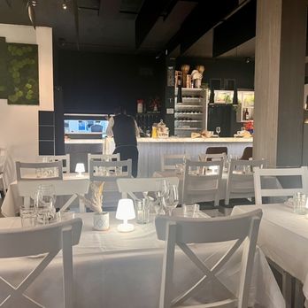 Di Farina Pasta - Dining room - Italian Near Me - Pompano Beach, Florida