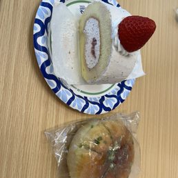 Garlic cheese bread and strawberry cake roll Garlic cheese bread and strawberry cake roll