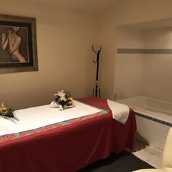 Vip Spa - Private massage room. Experienced Asian masseuses to provide you the best massage experiences.