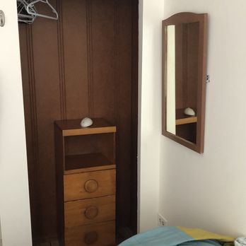 Kye Bay Guest Lodge & Cottages - Closet - Hotels Near Me - Comox, British Columbia Kye Bay Guest Lodge & Cottages - Closet - Hotels Near Me - Comox, British Columbia
