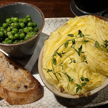 Sheehans - Beef & Guinness Pie w/mint peas & slice of bread - Pubs Near Me - Dublin, D