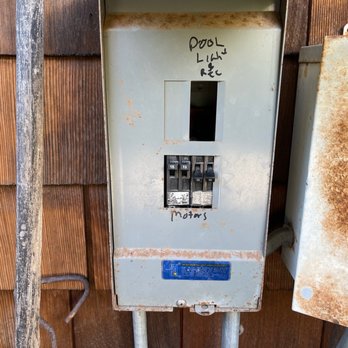 Hot Wires Electric - Our old blown breakers and panel - Electricians Near Me Hot Wires Electric - Our old blown breakers and panel - Electricians Near Me