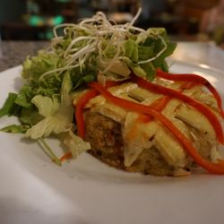 372 Natural - Tortilla de quinoa y papa, acompañada de queso brie, morrones asados, mix de hojas y semillas tostadas.