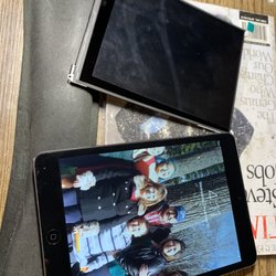 BK iPhone Repairs - This iPad was previously fixed by crystal mall, they used a fake screen. It failed within a week.