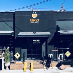 Blend Coffeehouse - A fachada com mesas externas, almofada e prato para seu bichinho de estimação