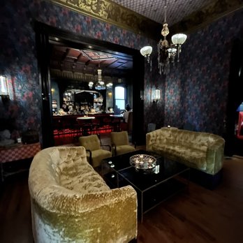 Columns - Hotels Near Me - New Orleans, Louisiana