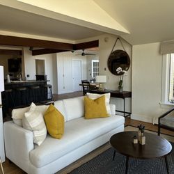 Red Clover Inn - Living room